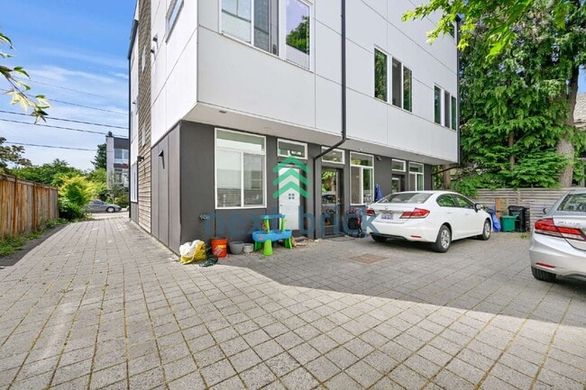 Building Photo - "Spacious 3-Bedroom Townhouse in Seattle's Vibrant Heart – 2 Full Baths & 1430 Sq Ft of Comfort!"