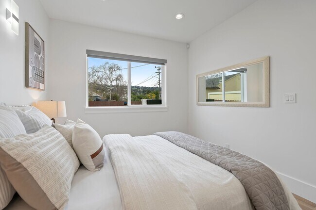 Building Photo - Stunning 4/3 in the Oakland Hills