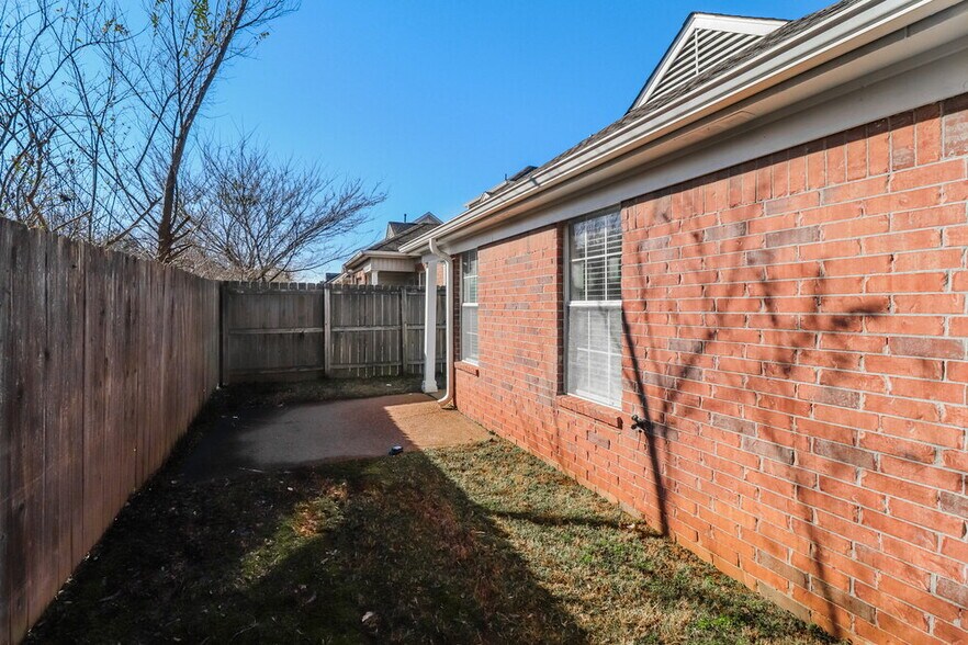 Building Photo - 9137 Cinderhill Cove E