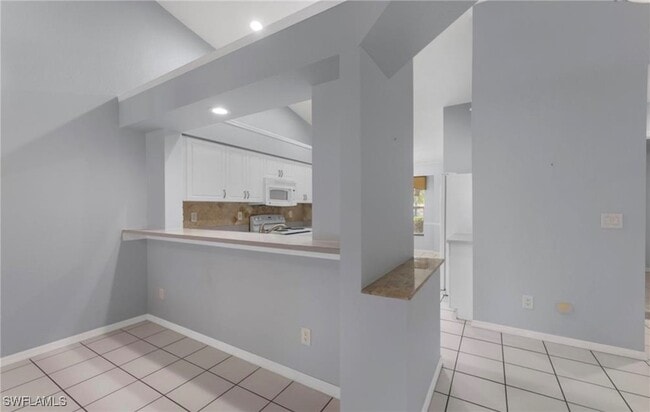 Building Photo - 1749 Royal Cir