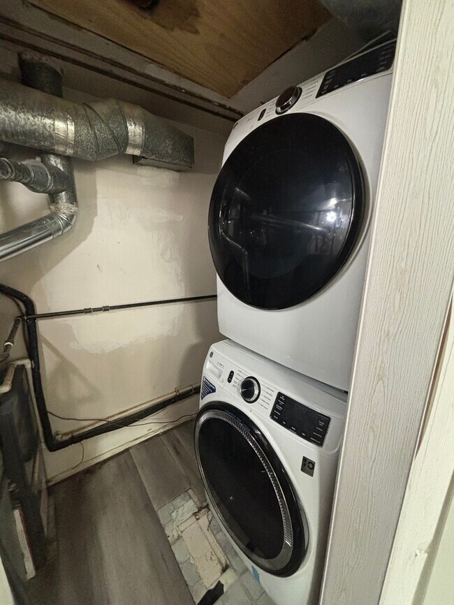 Building Photo - 4 bedroom townhouse Dundalk