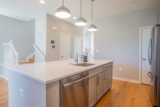 Building Photo - Gorgeous 4 BR/3.5 BA EOG Townhome in Silve...