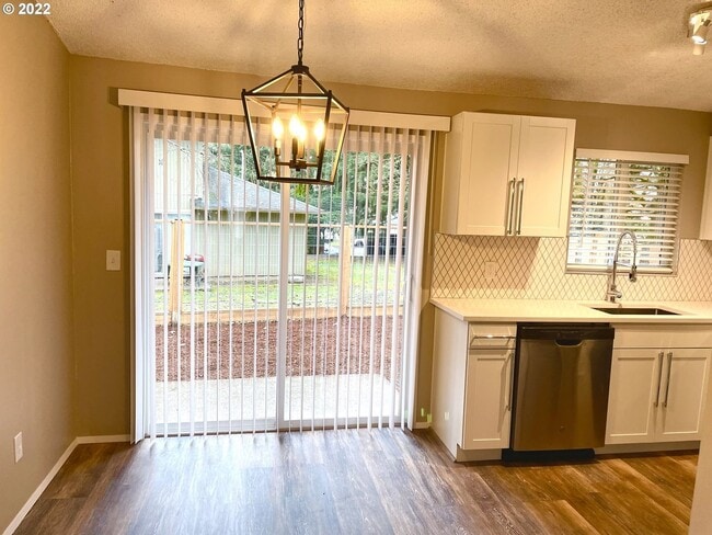 Building Photo - Lovely 2 BD | 1 BA | Renovated Duplex | Spacious Backyard | Stoneridge Community | Tualatin | Sin...