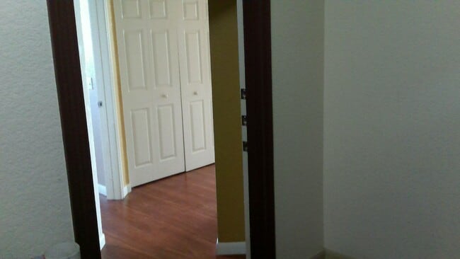 Building Photo - Beautiful 1/1 corner unit with upgraded wood floors a large balcony with an Orange Avenue view.