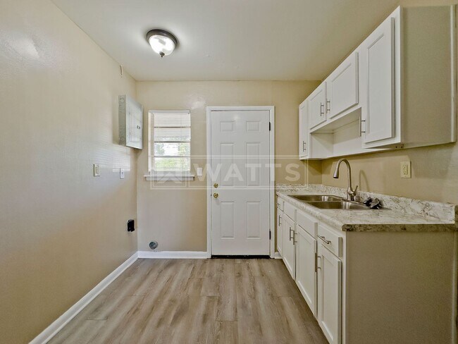 Building Photo - 622 1st St W