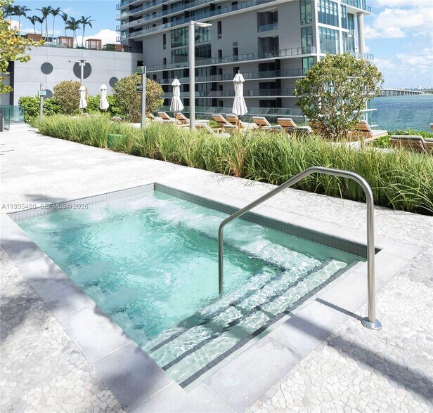 Building Photo - 650 NE 32nd St