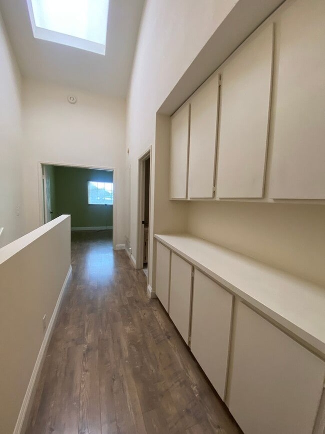 Building Photo - Two Bedroom Condo Close to Orange Circle