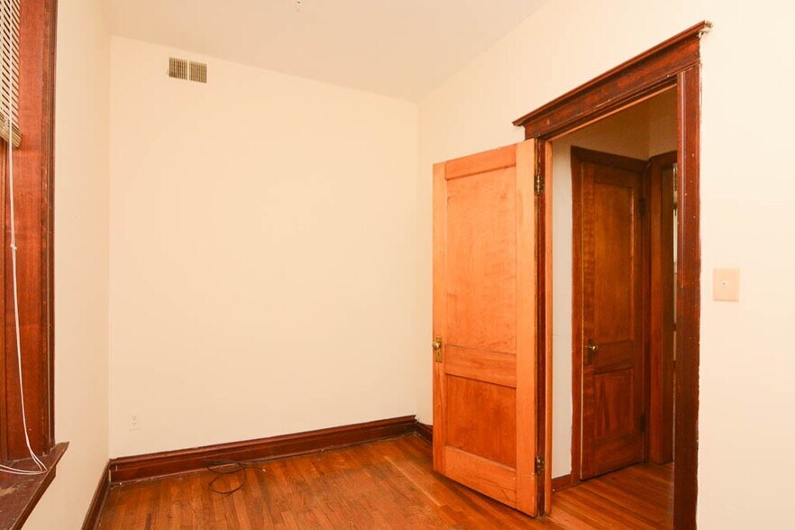 Building Photo - 852 N Leavitt