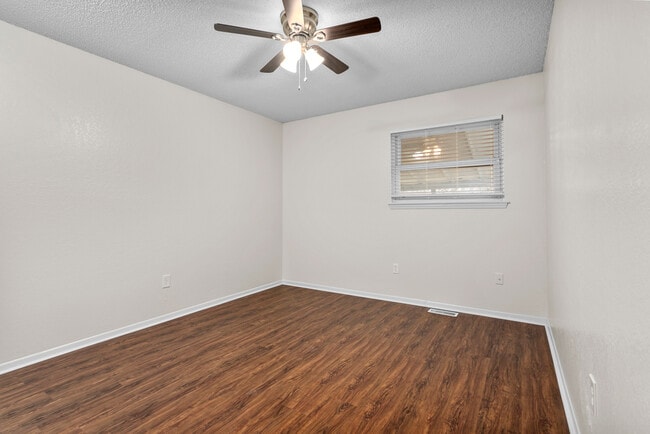 Building Photo - 529 NW Valleybrook Rd