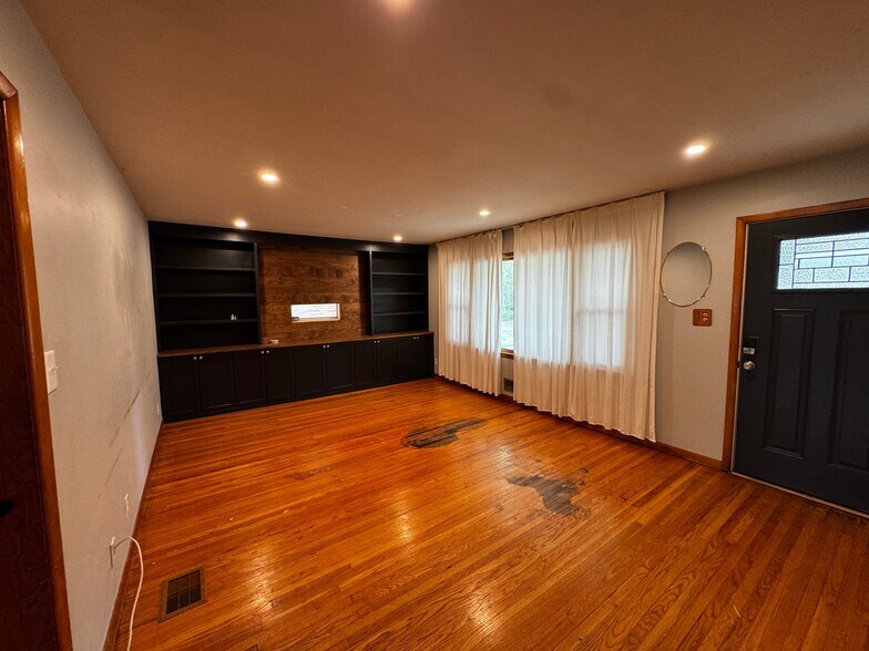 Building Photo - 2333 Hanover Dr