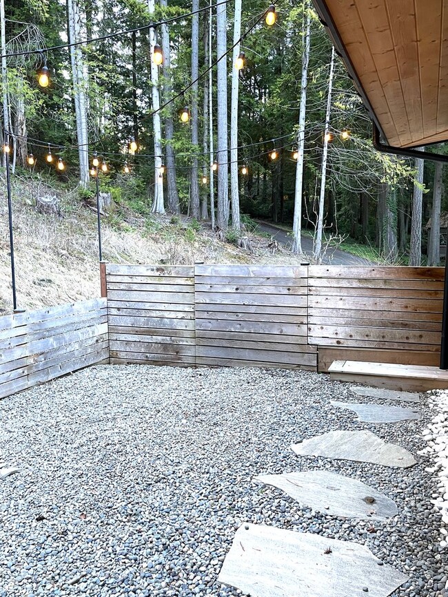 Building Photo - Absolutley stunning custom home in desirab...