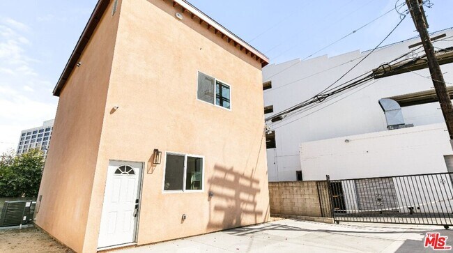 Building Photo - 16698 Moorpark St