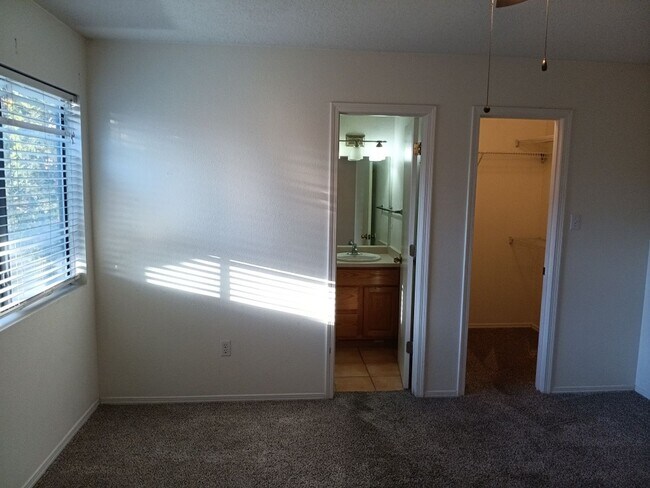 Building Photo - 3 Bedroom, 2 Bathroom Home! Schedule a Showing Today!