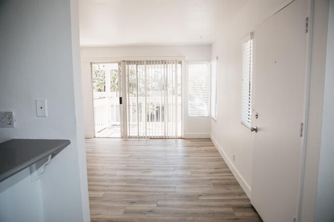Building Photo - 681 Diamond Way
