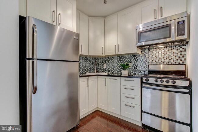Beautiful full kitchen, fully loaded with dishes. - 1435 4th St SW