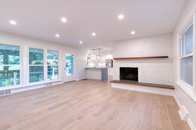 Building Photo - 1301 Hollingsworth Rd