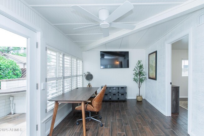 Building Photo - 4245 E Earll Dr
