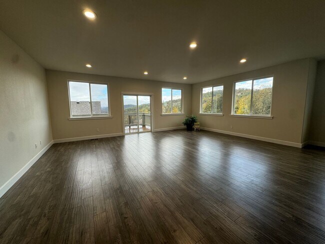 Building Photo - 581 NE Alameda Ave