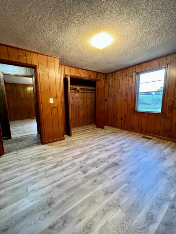 Building Photo - 722 Walnut Rd