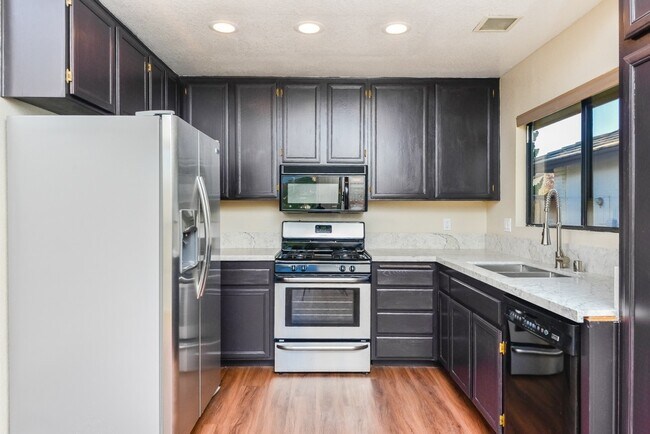 Building Photo - Remodeled Home in Cimarron with Amazing Vi...
