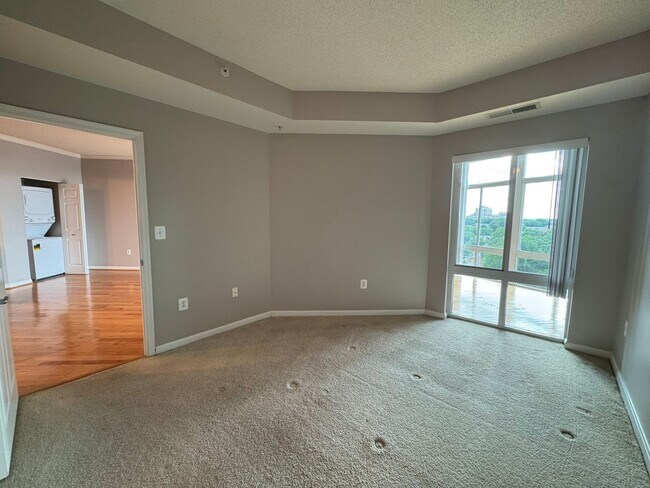 Building Photo - Bright 1 Bed 1 Bath Condo With Sunroom In ...