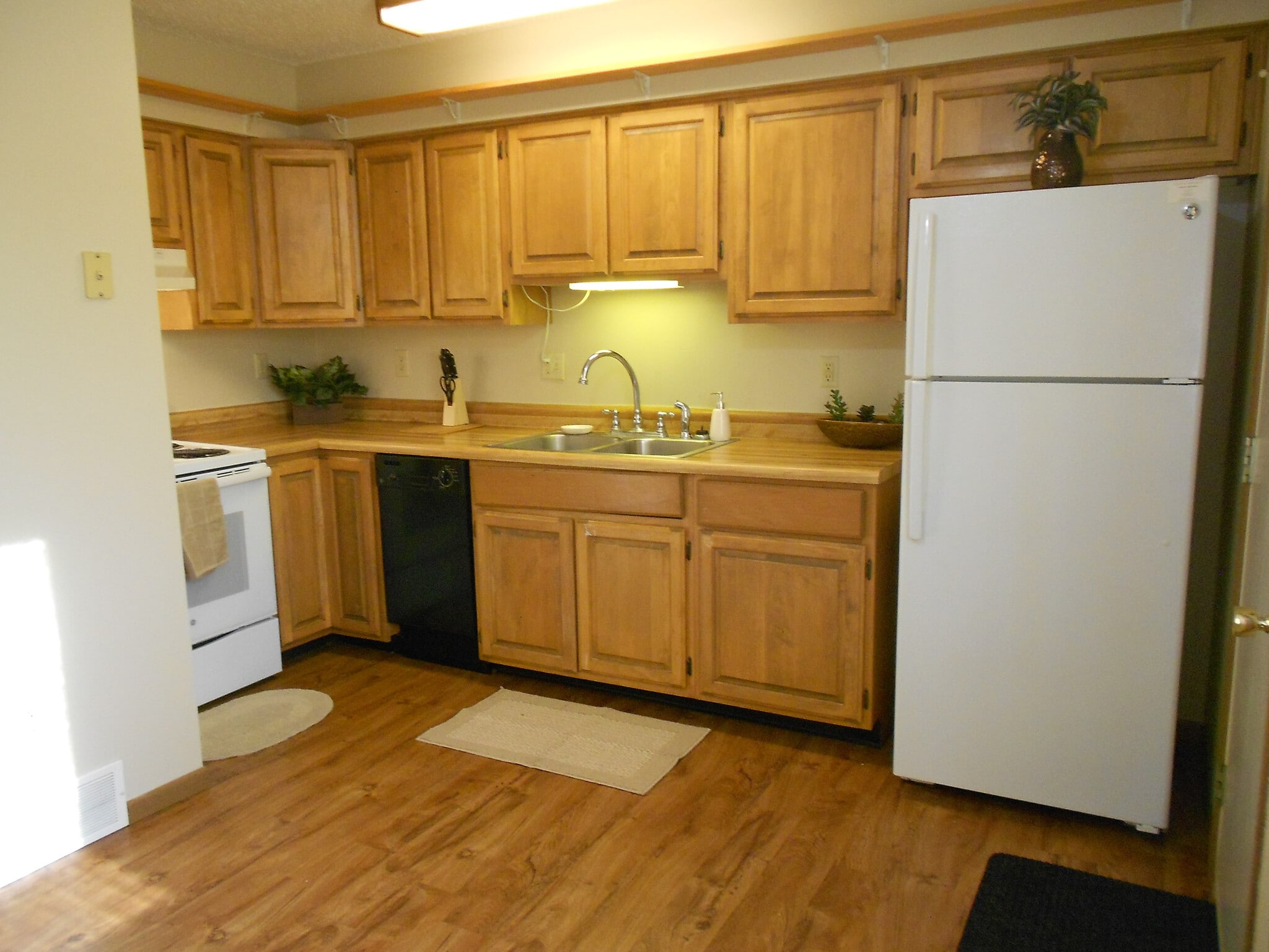 Building Photo - 420 6th Ave