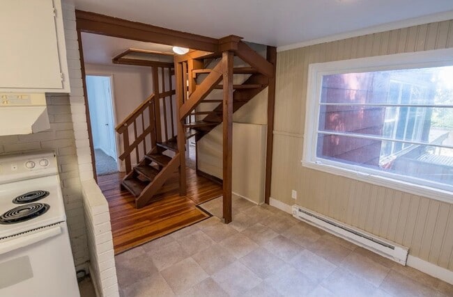 Building Photo - 3 bedroom 1 bathroom house close to Hendricks Park!