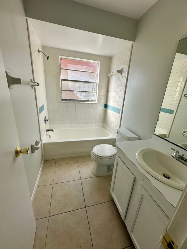 Building Photo - Beautiful open 2/2 Near UCF