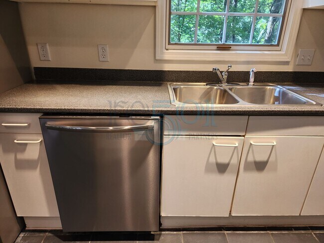 Building Photo - RARE exquisite home on acreage in the heart of West Little Rock!