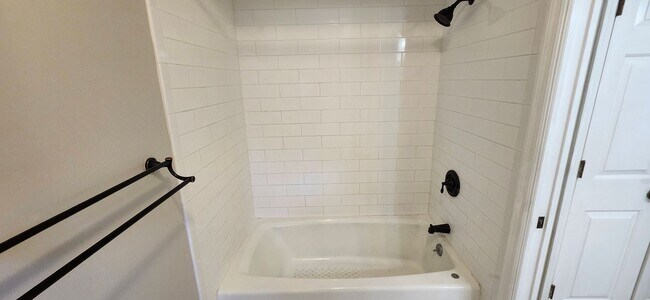 Building Photo - 4 bedroom home in North Columbus