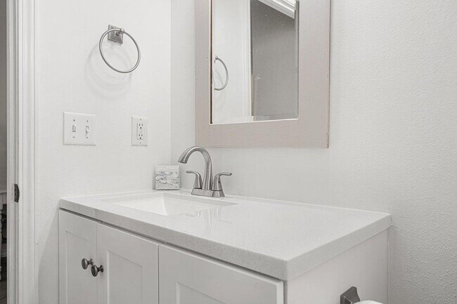 Building Photo - 42 Vía Largo