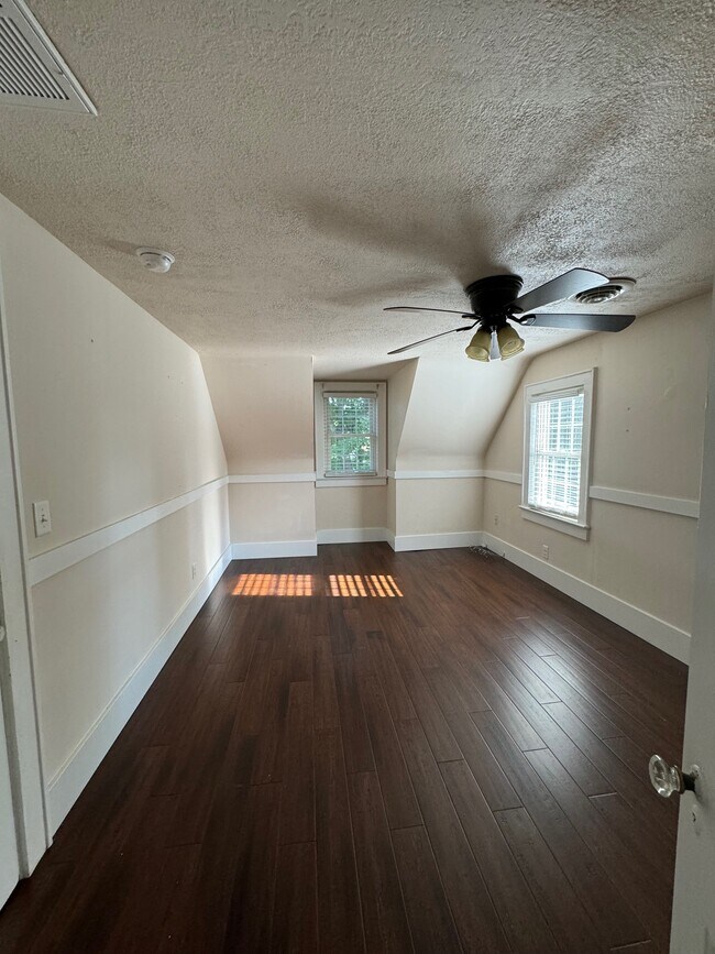 Building Photo - 129 Laurel Rd