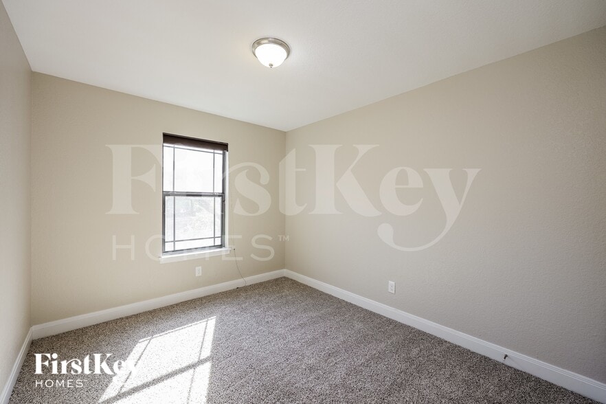 Building Photo - 803 Trilby