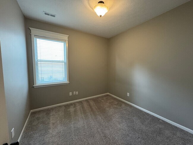 Building Photo - 13373 Grosbeak Ct