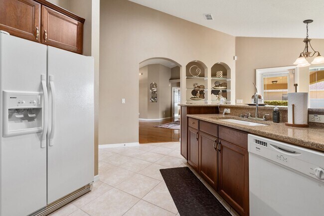 Building Photo - Fully furnished home