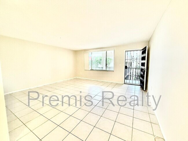 Building Photo - 2699 Seville Blvd