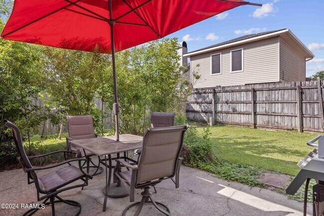 Building Photo - 303 Plaza Village Dr