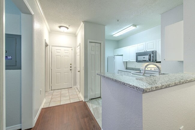 Building Photo - Very nicely upgraded  2bed/2bath 2nd floor...