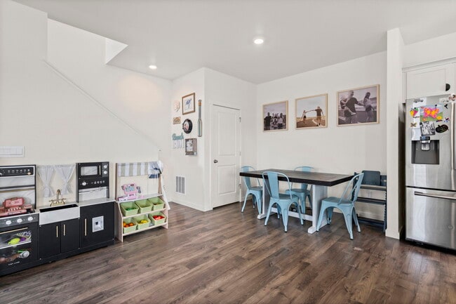 Building Photo - 482 3rd St