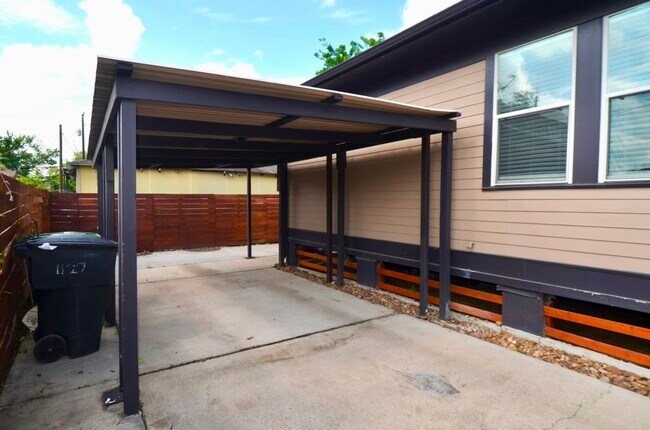 Building Photo - 1127 Hammock St