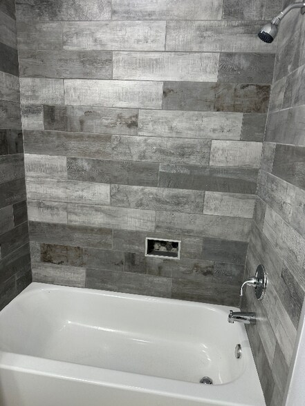 Building Photo - 1552 Baker St NE