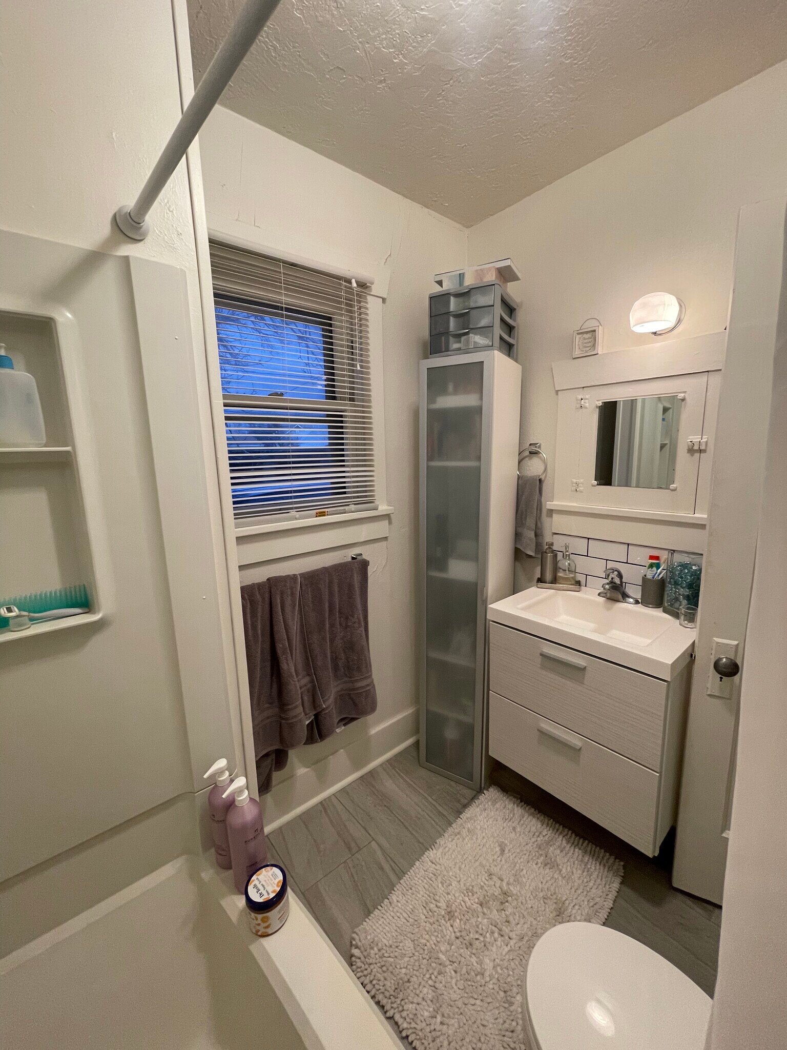 Building Photo - 198 W Center St