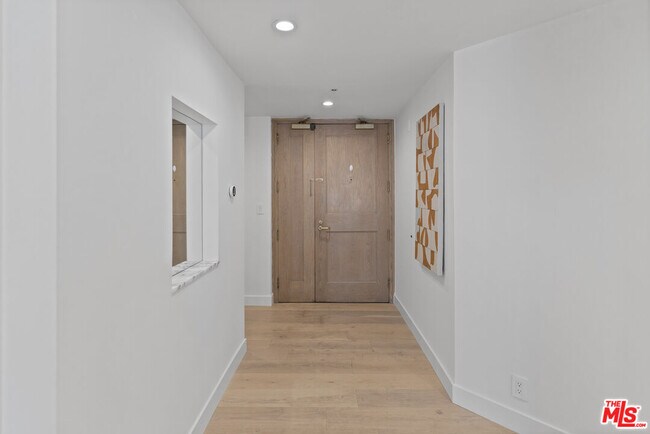 Building Photo - 10520 Wilshire Blvd