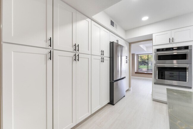 Building Photo - 968 Pinehurst Dr