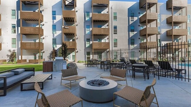 Building Photo - 868 S 5th St