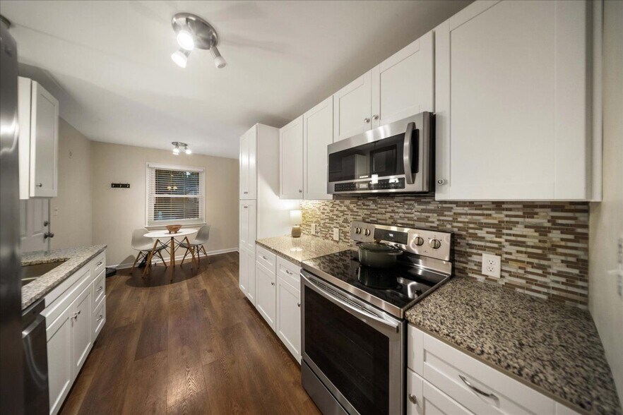 Building Photo - 1105 W 85th Terrace