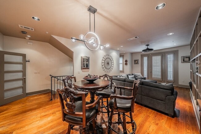 Building Photo - 6350 Oriole Dr
