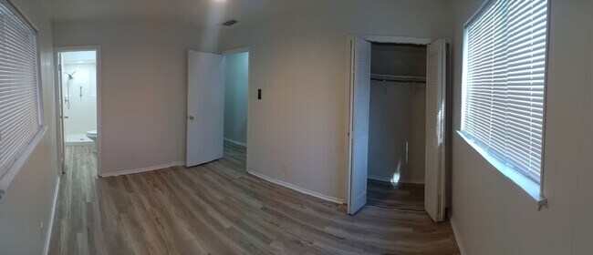 Building Photo - Well-Maintained Home with Modern Features in Prime Live Oak Location