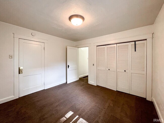 Building Photo - 410 E Hillside Dr