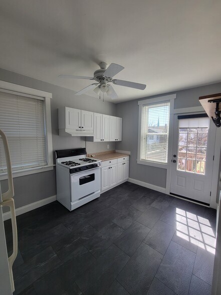 Kitchen - 4938 Tholozan Ave